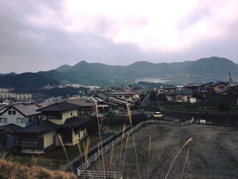 Trên đường đi học có cả những nơi yên tĩnh có thể dừng chân ngắm cảnh xa xa